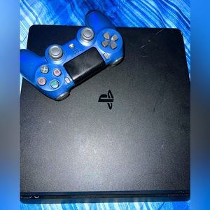 Hello! i am selling this PS4 it’s in great condition minor scratches !